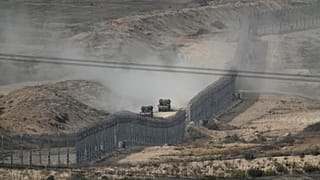 Ισραηλινά τεθωρακισμένα οχήματα στα όρια της Λωρίδας της Γάζας