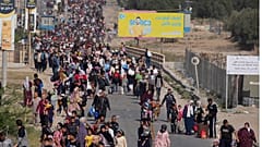 İsrail saldırıları nedeniyle evlerinden kaçan Filistinliler, Gazze'nin güneyine doğru giderken