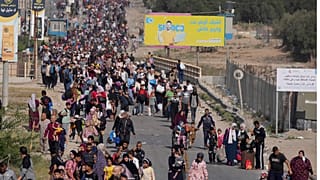 Des Palestiniens fuient vers le sud de la bande de Gaza le long de la rue Salah al-Din à Bureij, dans la bande de Gaza, le jeudi 9 novembre 2023.