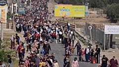 فلسطينيون على طريق النزوح من شمال غزة باتجاه جنوب القطاع هربا من القصف الإسرائيلي 