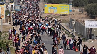 فلسطينيون على طريق النزوح من شمال غزة باتجاه جنوب القطاع هربا من القصف الإسرائيلي 