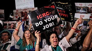 متظاهرون أمام مقر اللجنة الدولية للصليب الأحمر في تل أبيب يدعون إلى إطلاق سراح الرهائن المحتجزين في غزة. 2023/11/09