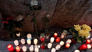 Velas y flores colocadas durante un acto de celebración y recuerdo con motivo del aniversario de la sinagoga 'Ohel Jakob', en Múnich, y para conmemorar la 'Kristallnacht'.