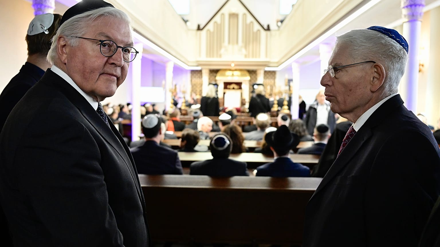 Frank-Walter Steinmeier német elnök (balra) és Josef Schuster, a Németországi Zsidók Központi Tanácsának elnöke a  kristályéjszaka 85. évfordulóján Berlinben 2023.11.9-én.