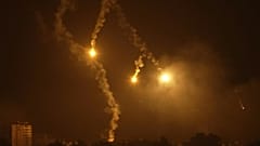 Enormes bolas de fogo explodem no céu do norte de Gaza.