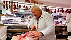 Hentes vágja a húst egy budapesti piacon 2021 novemberében