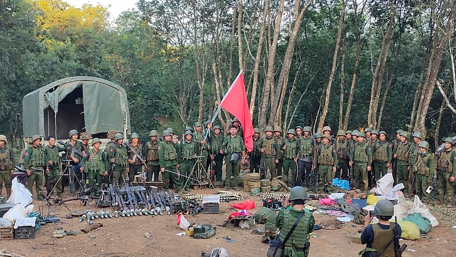 'Myanmar Ulusal Demokratik İttifak Ordusu' isimli silahlı grup, Myanmar ordusundan ele geçirdiği silahlarla poz verirken