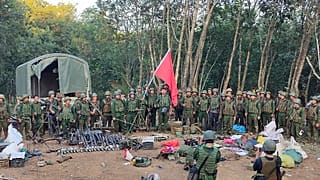 'Myanmar Ulusal Demokratik İttifak Ordusu' isimli silahlı grup, Myanmar ordusundan ele geçirdiği silahlarla poz verirken