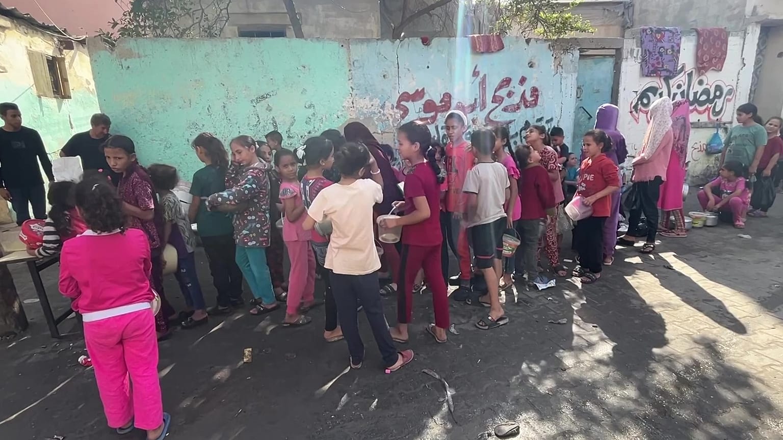 أطفال فلسطينيون يصطفون من أجل الحصول على طعام