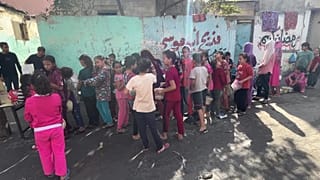 أطفال فلسطينيون يصطفون من أجل الحصول على طعام