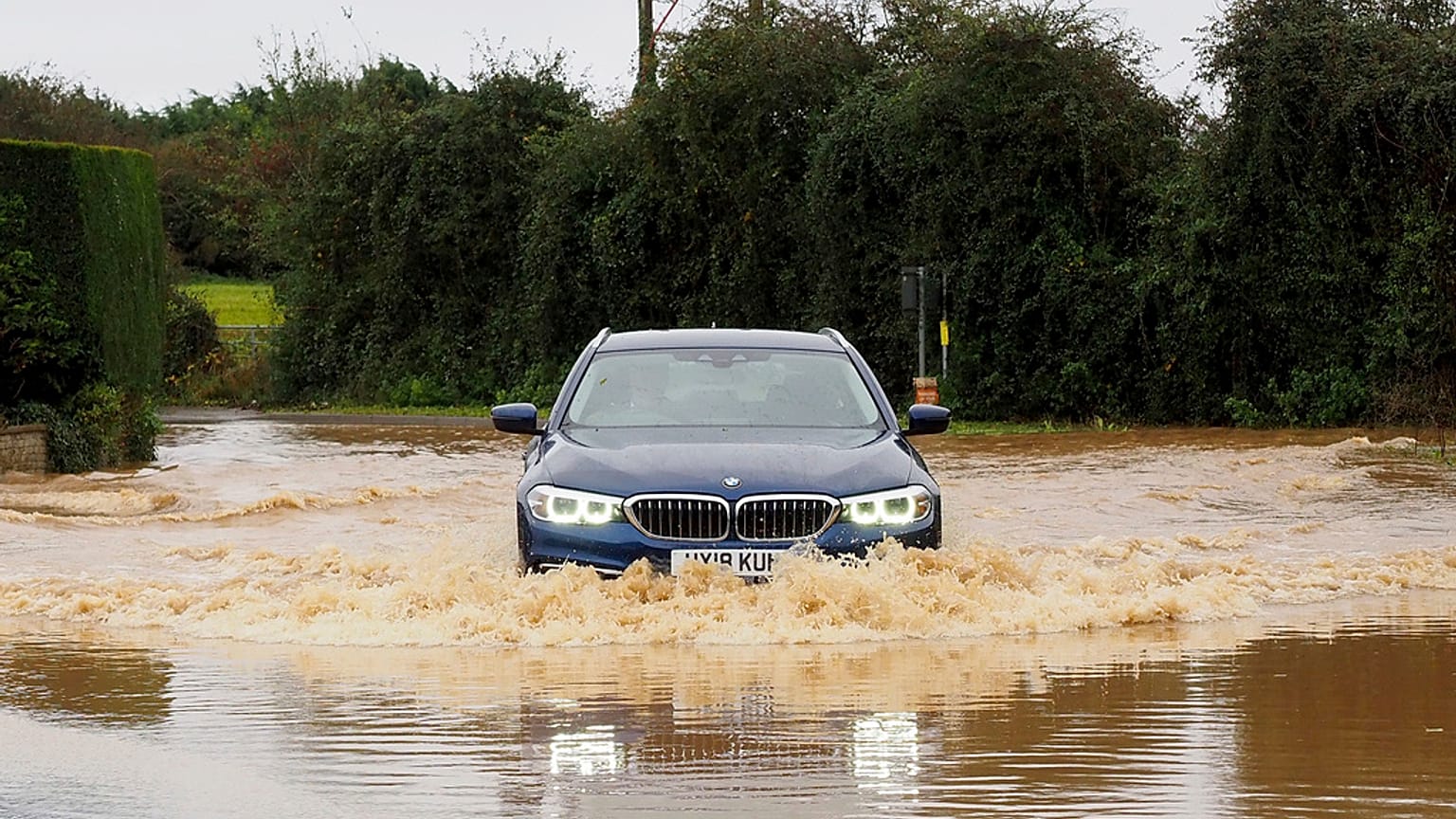In Teilen Europas haben heftige Regenfälle Straßen unter Wasser gesetzt. 