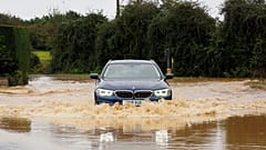 In Teilen Europas haben heftige Regenfälle Straßen unter Wasser gesetzt. 