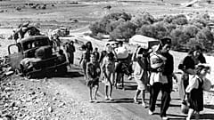 Köylerinden ayrılarak Lübnan'a gitmeye çalışan Filistinli aileler/ 4 Kasım 1948