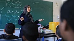 Die Lehrerin Umm Osama Tabsh in der Schule, in der sie nun auch leben muss. 