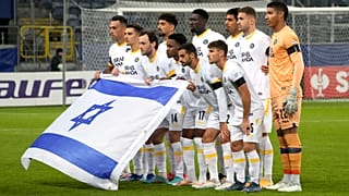 لاعبو مكابي تل أبيب يرفعون العلم الإسرائيلي  قبل مباراة كرة القدم بين زوريا لوهانسك ومكابي تل أبيب في المجموعة ب من دوري أوروبا للمؤتمرات في ملعب أرينا لوبلين في بولندا