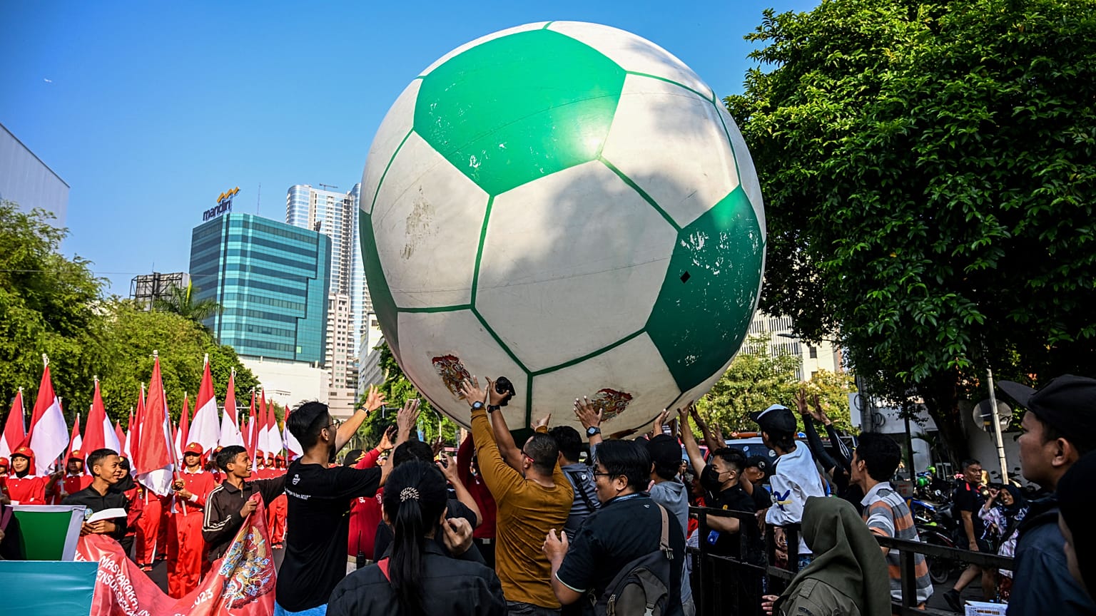 أناس يحتشدون حول كرة ضخمة في إندونيسيا 29/10/2023