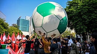 أناس يحتشدون حول كرة ضخمة في إندونيسيا 29/10/2023