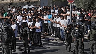 مصلون خارج المسجد الأقصى وقوات كبيرة من الشرطة الإسرائيلية