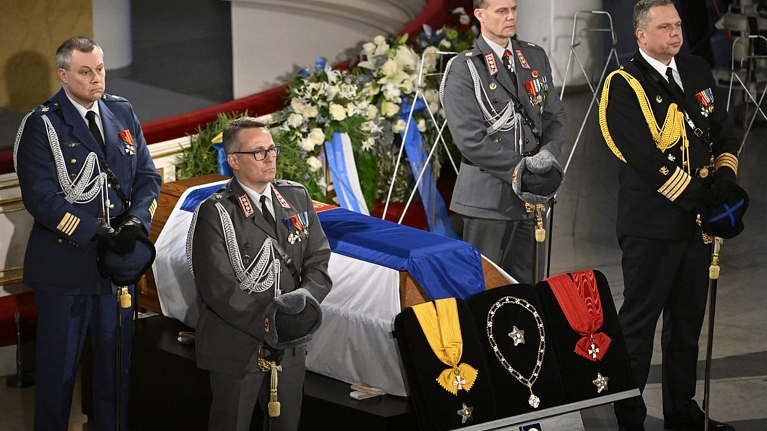 El féretro del ex presidente de la República Martti Ahtisaari durante el funeral de Estado en la catedral de Helsinki, Finlandia, el viernes 10 de noviembre de 2023.