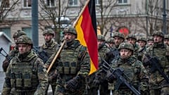 Membros do exército alemão assistem a uma cerimónia de parada militar que assinala o aniversário do exército lituano.