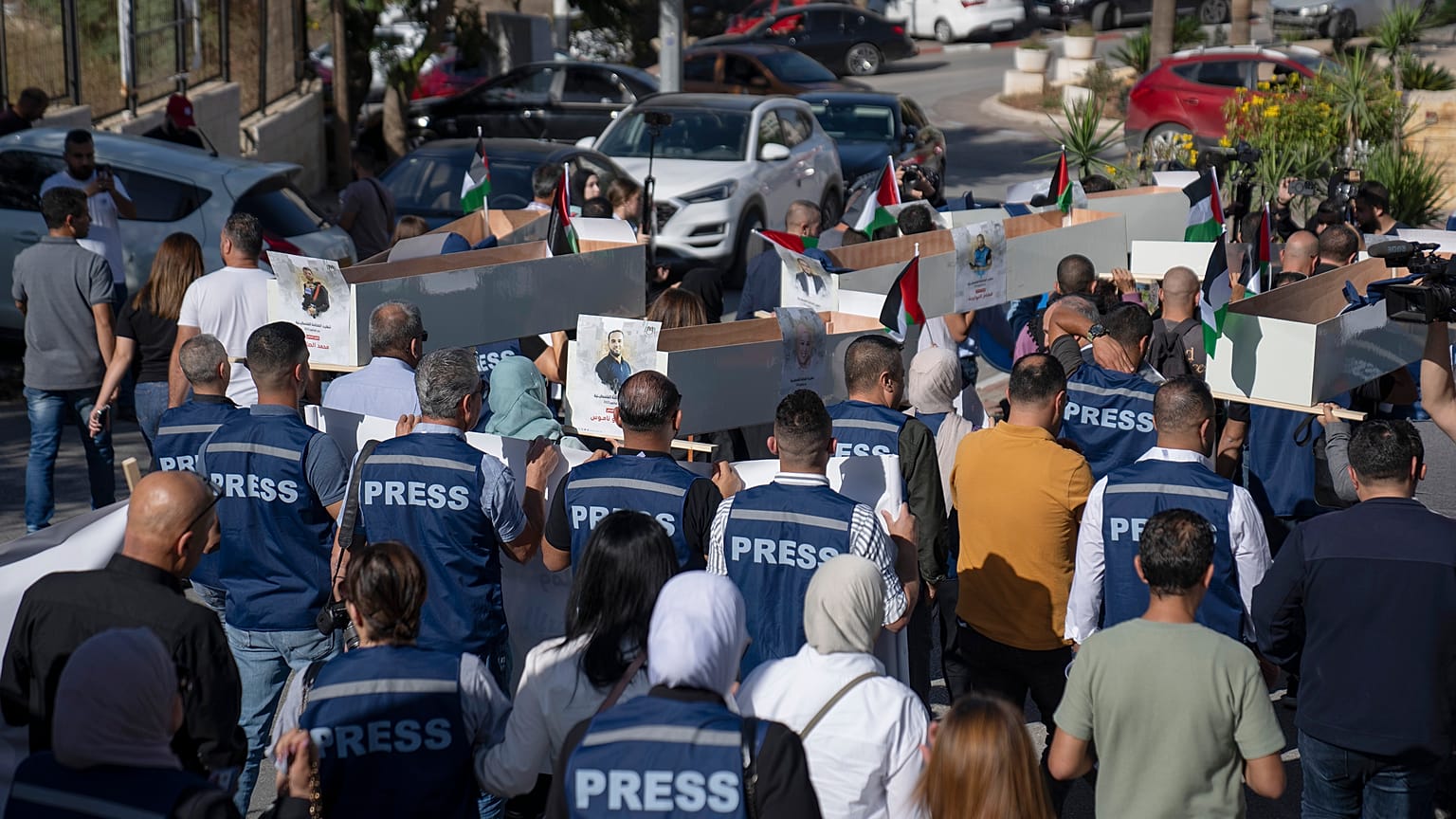 صحفيون فلسطينيون خلال جنازة رمزية أمام مكتب الأمم المتحدة في مدينة رام الله بالضفة الغربية.