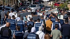 صحفيون فلسطينيون خلال جنازة رمزية أمام مكتب الأمم المتحدة في مدينة رام الله بالضفة الغربية.