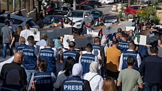 صحفيون فلسطينيون خلال جنازة رمزية أمام مكتب الأمم المتحدة في مدينة رام الله بالضفة الغربية.