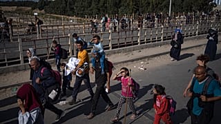 نازحون فلسطينيون في شارع صلاح الدين في البريج بقطاع يتجهون إلى جنوب قطاع غزة 