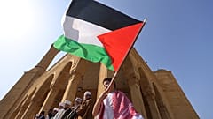 طفل يرفع العلم الفلسطيني أمام جامع الأمين في بيروت - لبنان. 2023/10/29
