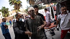 Palestiniano ferido em bombardeamento israelita é levado para hospital em Deir al Balah, no sul da Faixa de Gaza, a 29 de outubro.