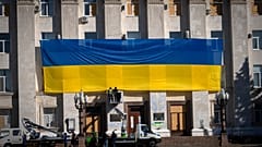 Украинский флаг на здании областной администрации в Херсоне, Украина. 10 ноября 2023.