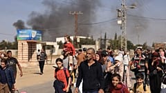Палестинские семьи, покидающие город Газа и другие районы на севере сектора, идут по дороге на юг 10 ноября 2023 года