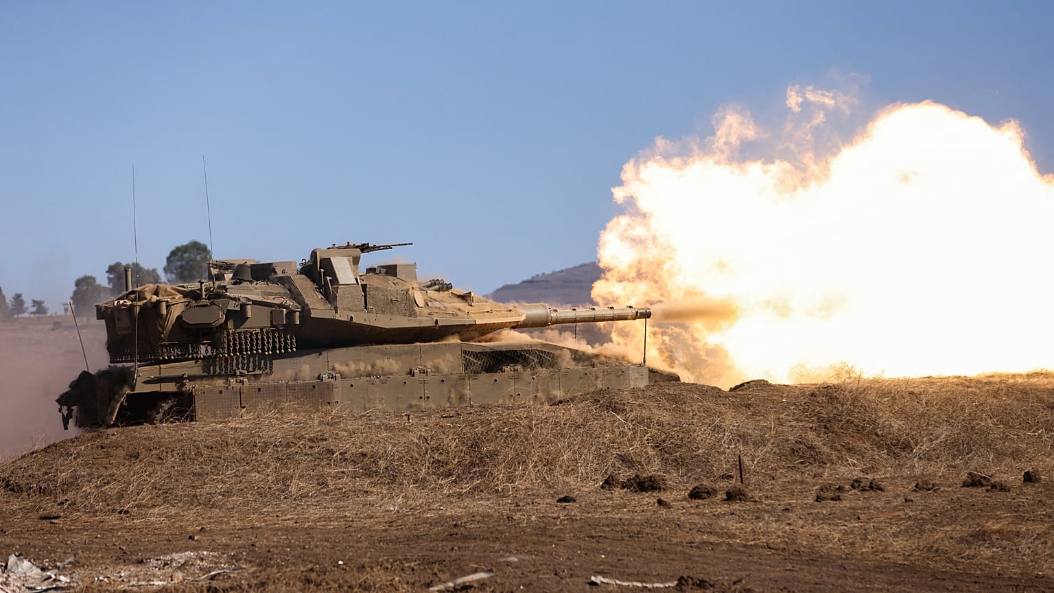 Tanque israelita dispara durante um exercício esta quinta-feira, nas colinas de Golã anexadas, num contexto de crescentes tensões transfronteiriças com o Hezbollah.