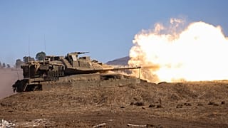 Tanque israelita dispara durante um exercício esta quinta-feira, nas colinas de Golã anexadas, num contexto de crescentes tensões transfronteiriças com o Hezbollah.