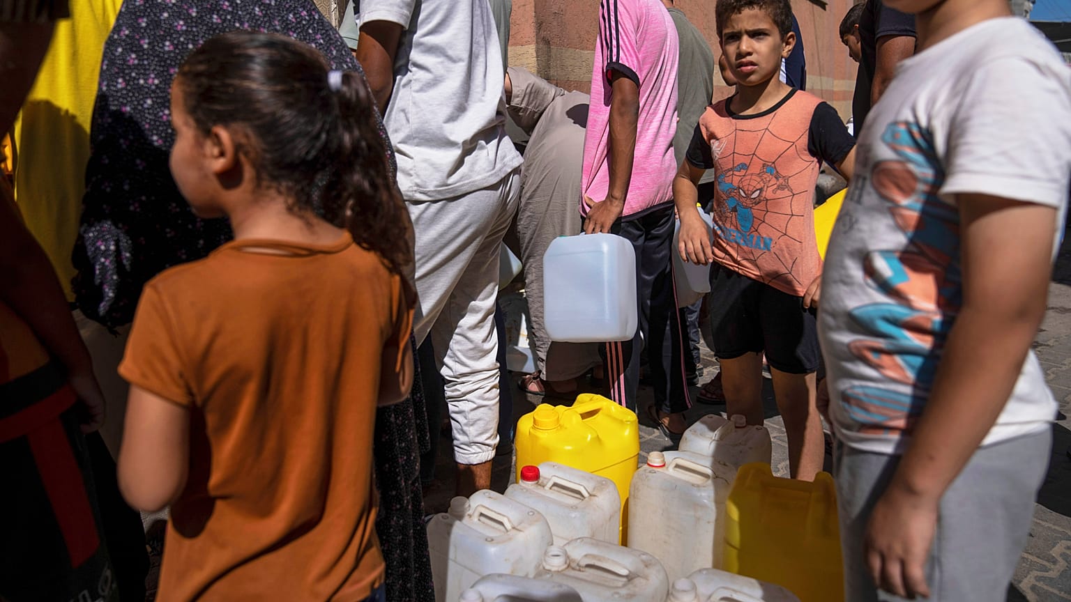 مواطنون في خان يونس ينتظرون دورهم في طابور للمياه