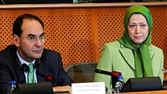 الخاندرو ویدال کوئادراس در کنار مریم رجوی، رهبر گروه مجاهدین خلق ایران در سال ۲۰۰۹