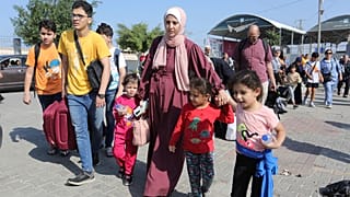عائلة فلسطينية تعبر إلى الجانب المصري من معبر رفح الحدودي مع قطاع غزة