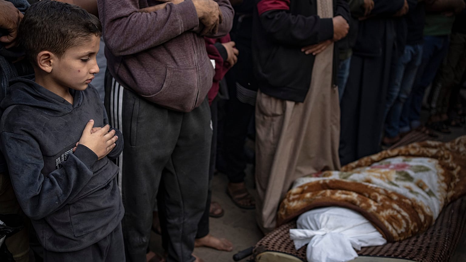 صلاة على إحدى ضحايا القصف الإسرائيلي في خان يونس