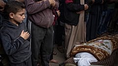 صلاة على إحدى ضحايا القصف الإسرائيلي في خان يونس