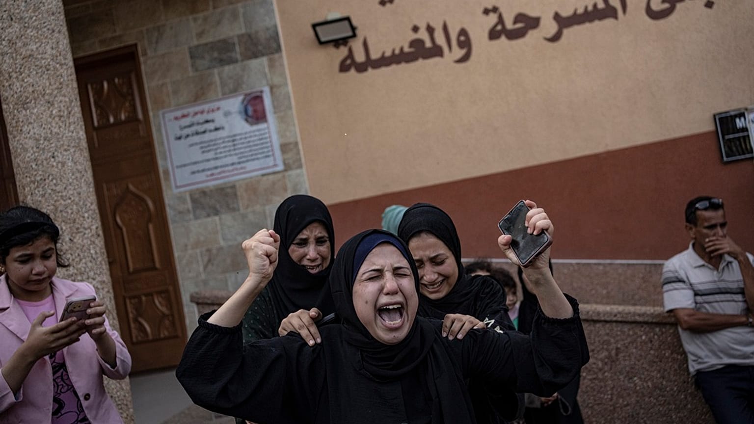 Une Palestinienne en larmes à Gaza.