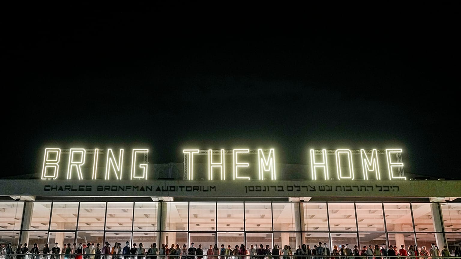 "Tragam-nos para casa", lê-se numa mensagem luminosa exibida durante a manifestação a exigir a libertação dos reféns detidos pelo Hamas