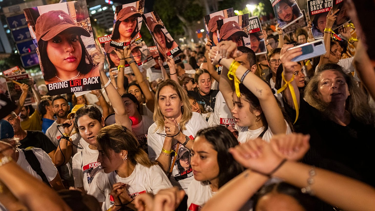 مسيرة في تل أبيب للمطالبة بالإفراج عن المواطنين الإسرائيليين المحتجزين لدى حماس
