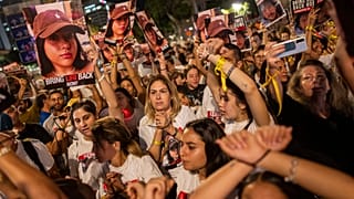 مسيرة في تل أبيب للمطالبة بالإفراج عن المواطنين الإسرائيليين المحتجزين لدى حماس