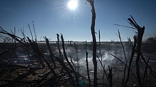 Ruinas de una granja privada en el pueblo de Kiseliovka, cerca de Jersón, Ucrania, viernes 10 de noviembre de 2023.