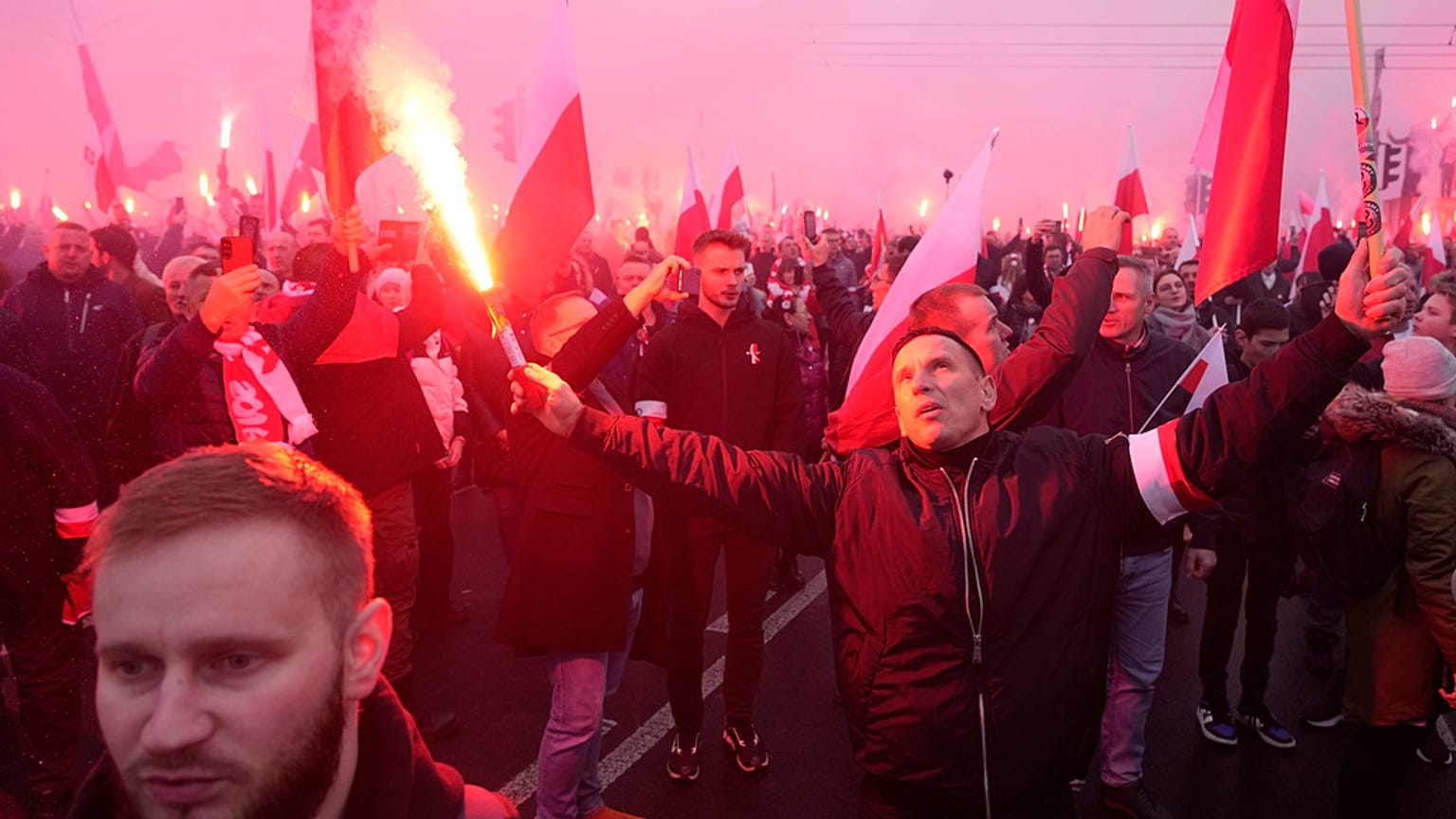 Tízezrek vonultak fel a legfontosabb nemzeti ünnepen a lengyel fővárosban, Varsóban 2023.november 11-én.