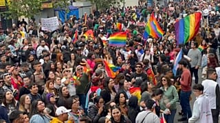 Imagen de decenas de ciudanados presentes en una manifestación en favor de los derechos de las personas de la comunidad LGBTIQA+.
