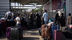 فلسطينيون ينتظرون العبور إلى مصر عند معبر رفح