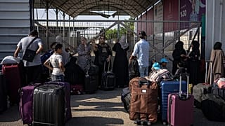 فلسطينيون ينتظرون العبور إلى مصر عند معبر رفح