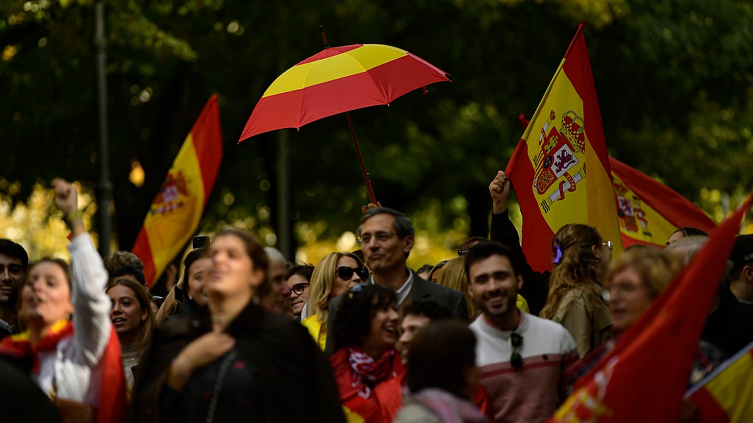 Raduni in tutta la Spagna per protestare contro l'accordo tra il partito socialista e gli indipendentisti di Junts