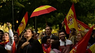 Les manifestants de l'opposition avec le drapeau espagnol